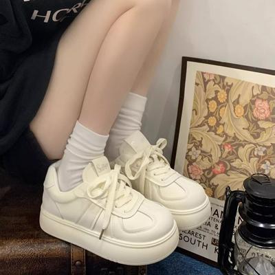 Белые кроссовки — универсальное весеннее сочетание для женщин с подошвой из губки и кроссовки на высокой подошве для невысокого роста