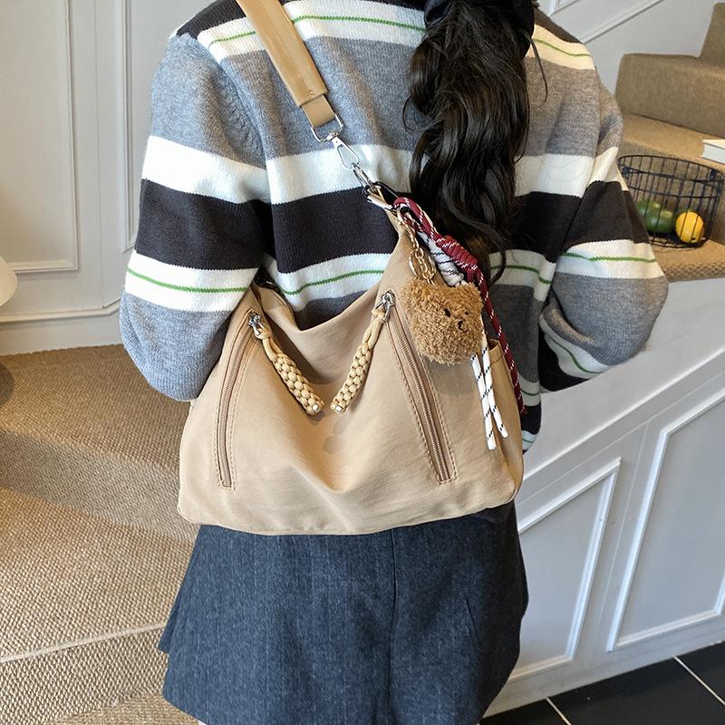 Премиальная повседневная сумка-мессенджер женская лето 2025 новая большая вместительная сумка для поездок на работу нишевая одноплечевая подмышечная сумка-тоут