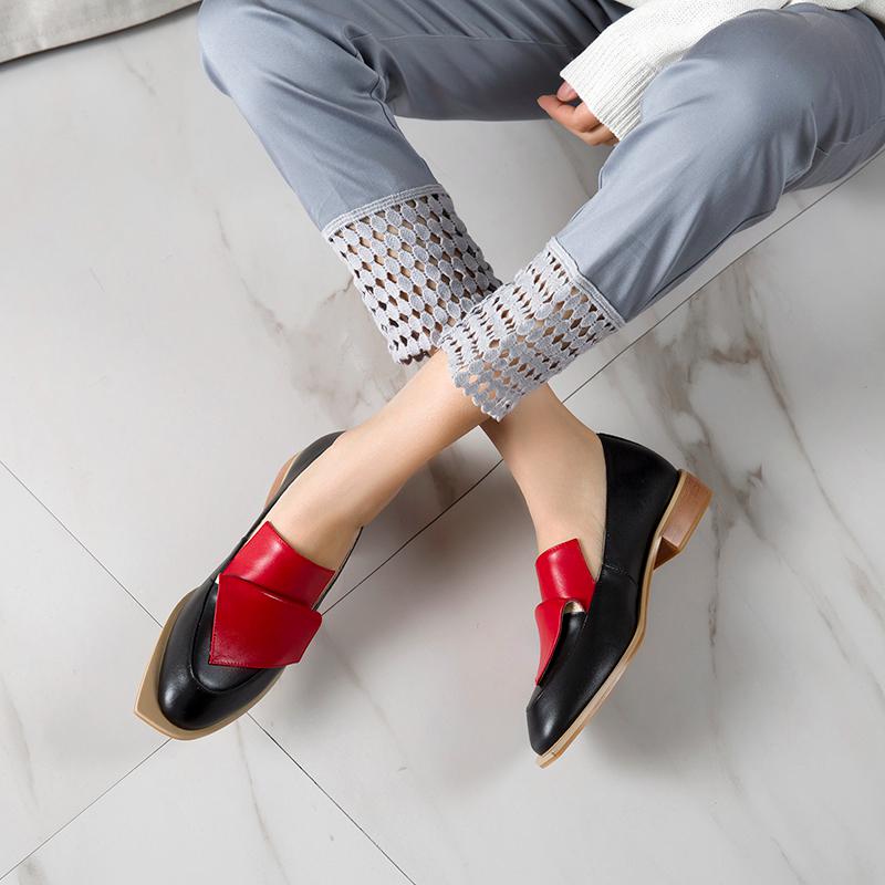 Женские кожаные туфли на низкой подошве, с оригинальным декором