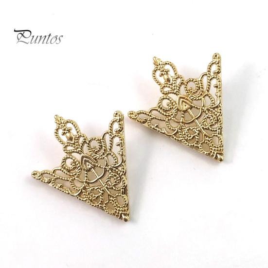1 Pair Men Women Shirt Collar Clip Retro Hollow Pattern Palace Style Collar Buckle Brooch Neck Clip Outfit Accessories
