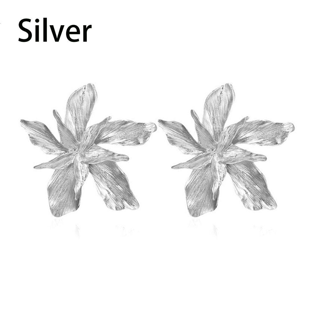 Серьги-гвоздики из металла в виде подвески в виде большого цветка с подвеской в виде цветка