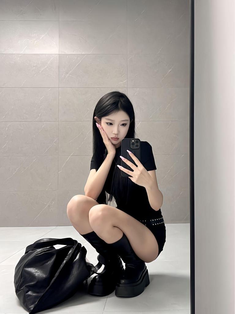 Женская черно-белая летняя футболка с коротким рукавом, универсальный круглый вырез, облегающий крой, трендовый короткий топ