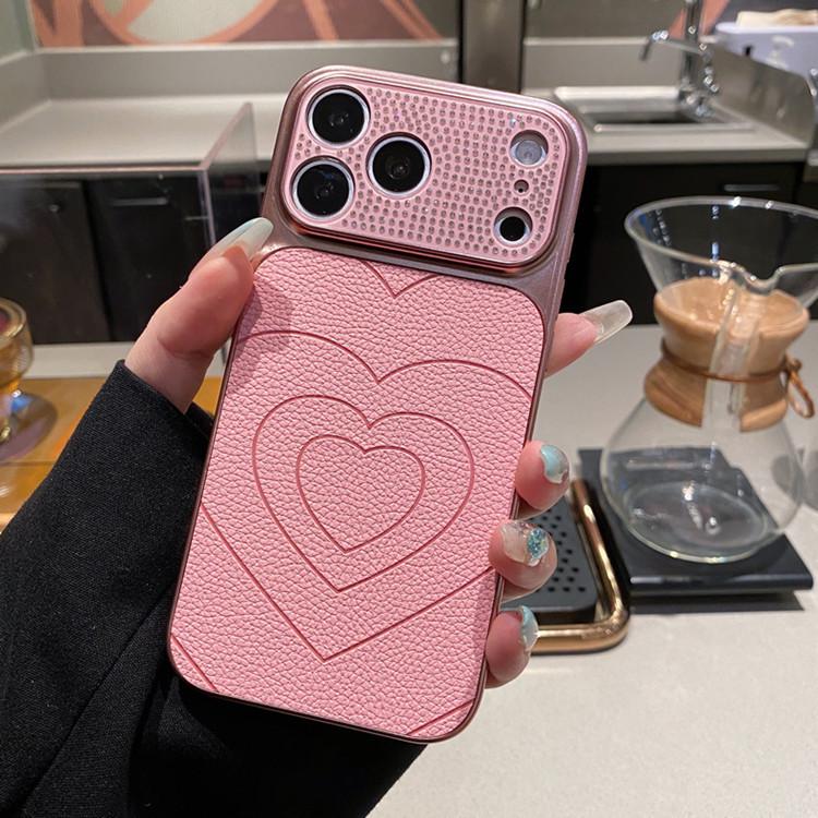 Совместимый кожаный чехол для iPhone 17 Pro Max с тисненым сердцем и стразами для объектива.