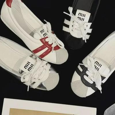 Женские белые повседневные туфли на плоской подошве — легкий и удобный спортивный дизайн, осенняя коллекция 2024 года с мягкой подошвой и поверхностью