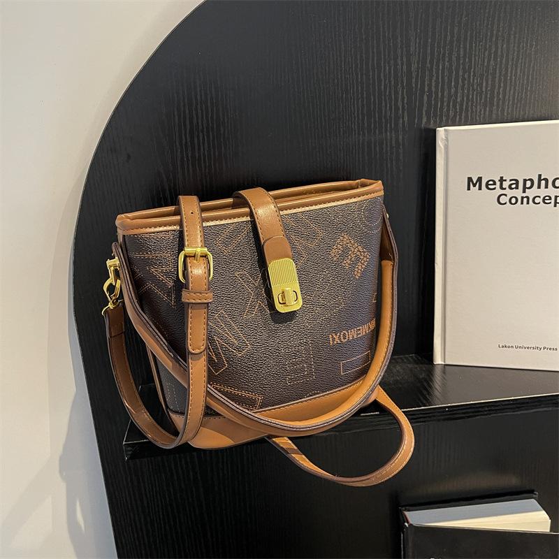 Супер огонь маленькая сумка женская осень и зима универсальная 2025 новая сумка через плечо с надписью, сумка-мессенджер, корейская версия, популярная портативная сумка-ведро