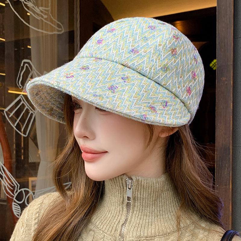 In autumn and winter, the new foreign-style small fragrant cap is printed with sweet widening brims, trendy and versatile, showing a small face.