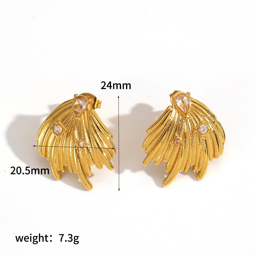 French Retro Pearl Earrings With Heart Shape And Pvd Gold Finish For Female Style Accessory
