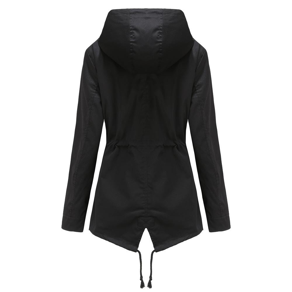 Ветровка. Куртка средней длины с капюшоном, длинными рукавами и дождевиком до талии.