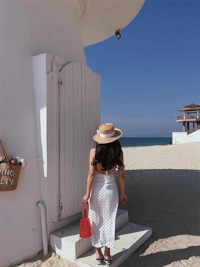 Женское белое платье-халтер в горошек - Французский стиль, без рукавов, V-образный вырез, А-силуэт, короткая юбка