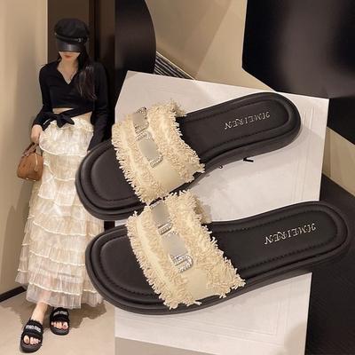 Французские тапочки женские летние 2025 лето новые интернет-знаменитость мода стразы ароматный стиль с одним словом плоские пляжные сандалии