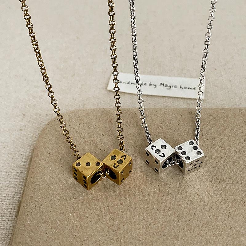 Женское уникальное ожерелье-подвеска в виде игральных костей планеты – Стильный и универсальный чокер для модного акцента.