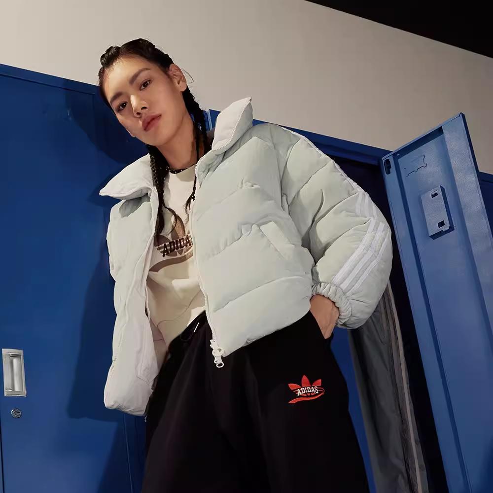 adidas Пуховик Originals 600 с однотонным логотипом Женская верхняя одежда серебристо-серый IK2798