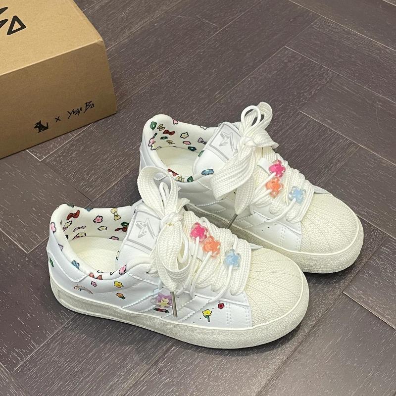 Милые оригинальные нишевые ракушки граффити маленькие белые туфли весна и осень новый дизайн кеды повседневная обувь