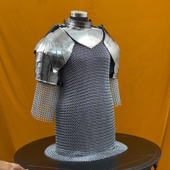 Комплект королевских женских кольчужных доспехов, элегантное средневековое боевое снаряжение с наплечниками и воротником для LARP, косплея, исторических реконструкций