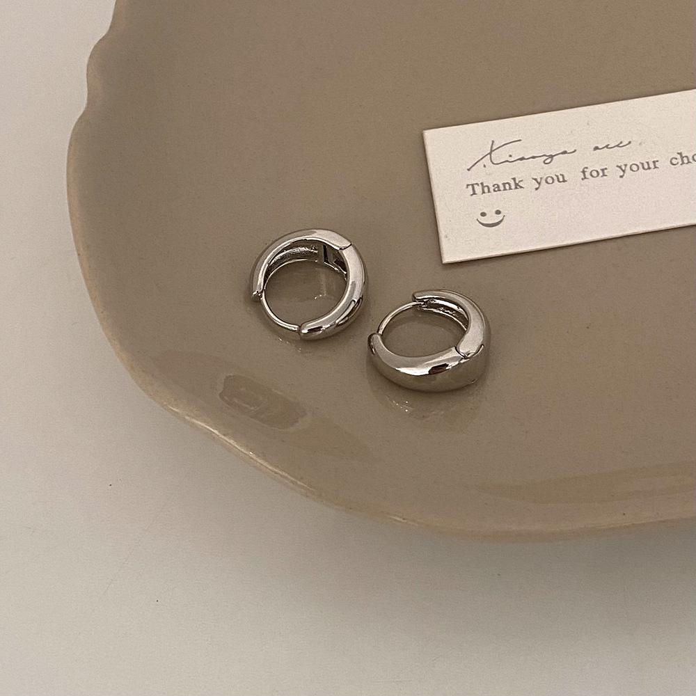 Минималистичные золотые серьги-кольца 2024 - Новые трендовые нишевые высококлассные серьги-каффы в холодном стиле