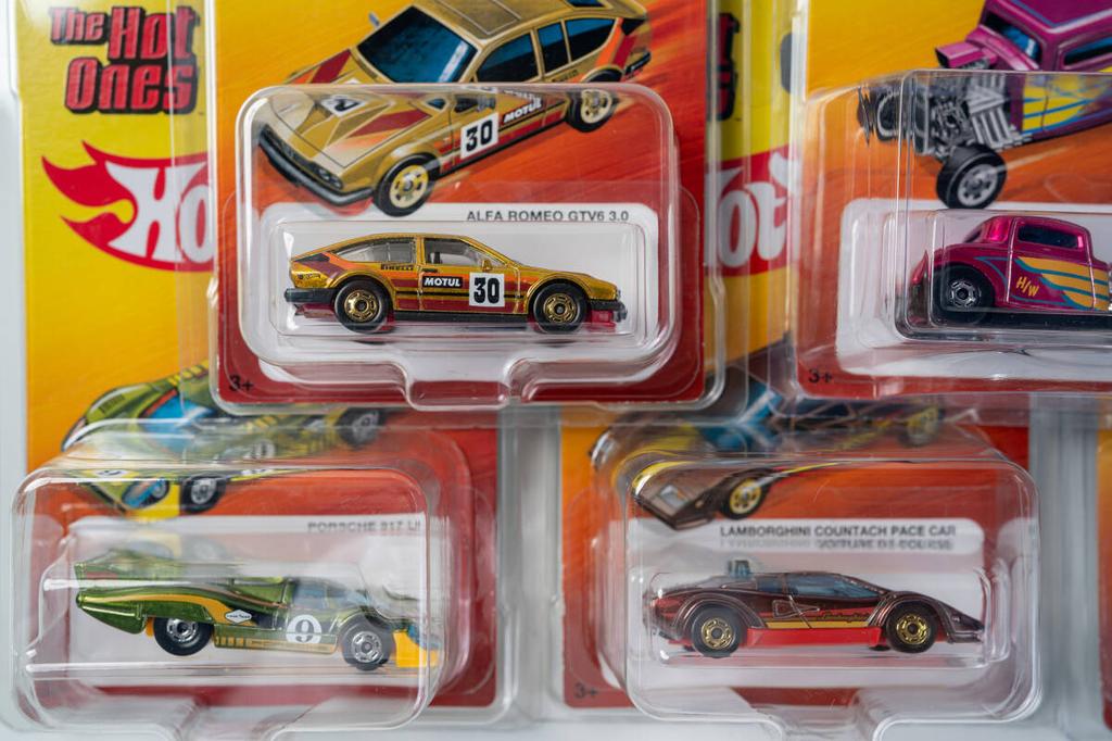 Hot Wheels Набор Hot Ones включает Porsche VW JBY68 [Совершенно новый, нераспечатанный] 7 автомобилей (Ретро Серия) - 917, Countach, Автобус, BMW и т. д.