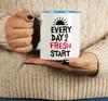 Inkdotpot Каждый день — это новый старт. Керамическая кружка для кофе на 11 унций. Позитивные вдохновляющие цитаты. Забавная новинка. Сотрудник, начальник, коллеги.