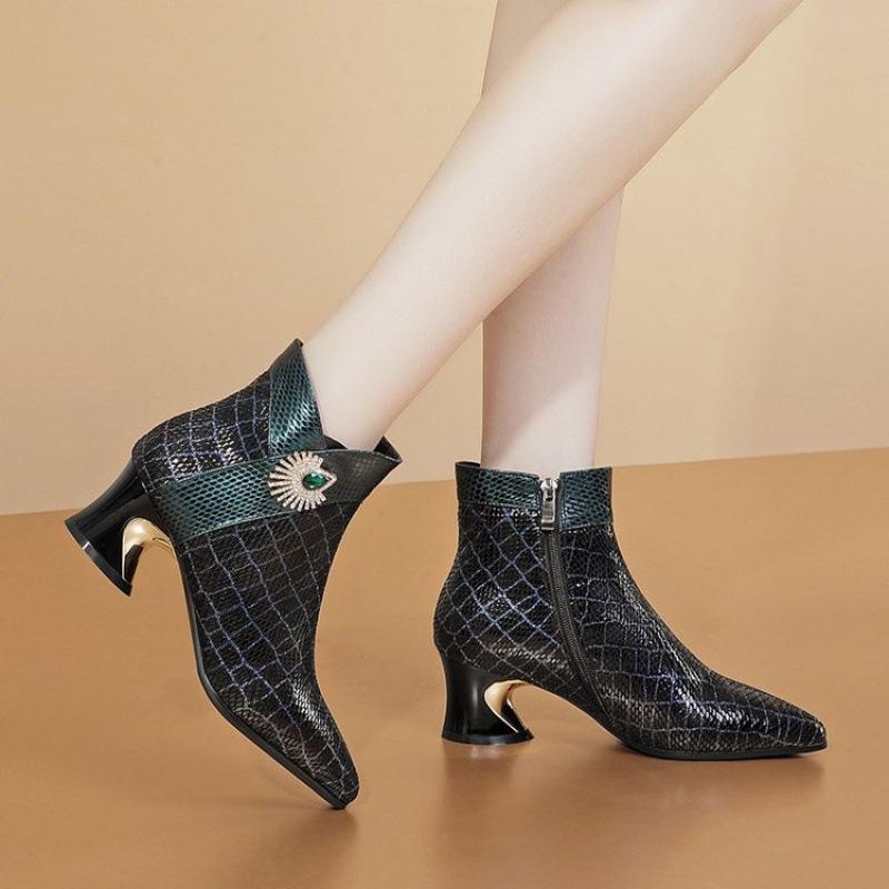 Новые короткие сапоги, женские большие сапоги на среднем каблуке, универсальные ботинки Water Diamond в британском стиле с острым носком, голые сапоги