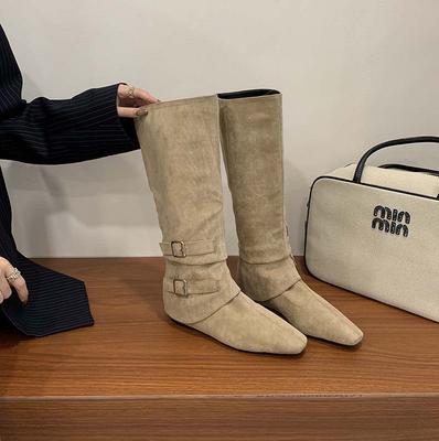 Осень-зима 2025 новая модель остроносые, но с ремешком на колене и пряжкой, на клиновидном каблуке средней высоты, сапоги на высоком каблуке, коричневый бархат