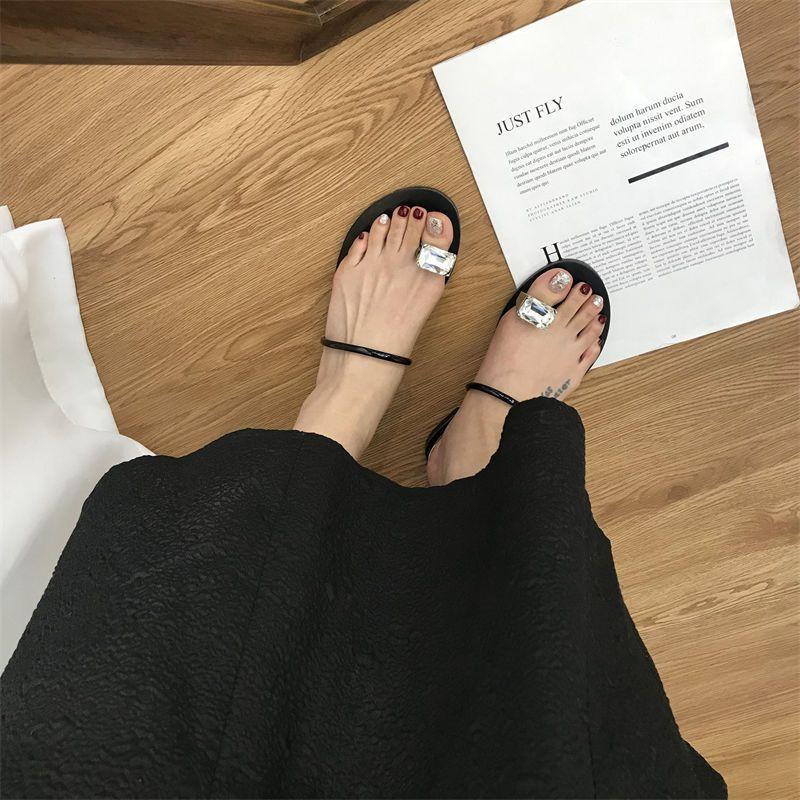 Тапочки со стразами в виде голубиного яйца, женская летняя одежда 2025 года, новинка лета, серебристое слово с плоским дном, сандалии с закрытым носком