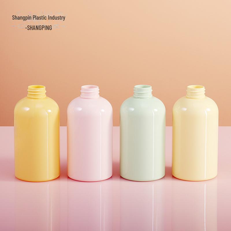 Пластиковый флакон с дозатором объемом 300 мл для мыла, геля для душа, шампуня, кондиционера и средств по уходу за кожей.