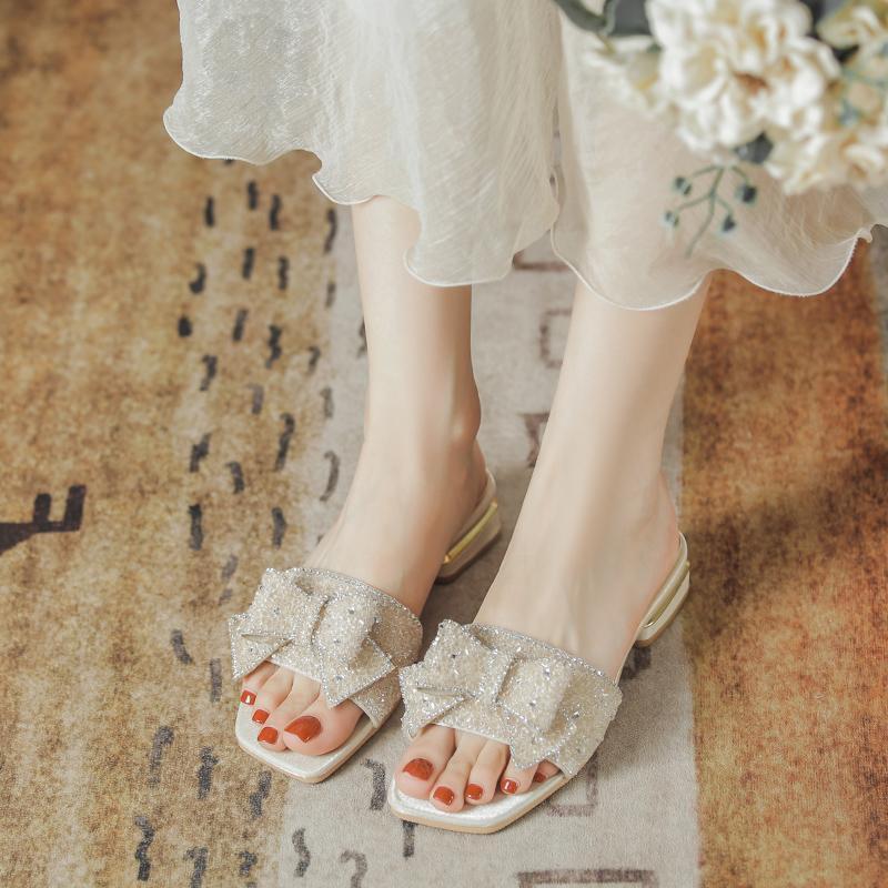 Шлепанцы на толстом каблуке с нескользящей подошвой женские лето 2025 новые феи ветер бриллианты с юбкой носить пляжные шлепанцы