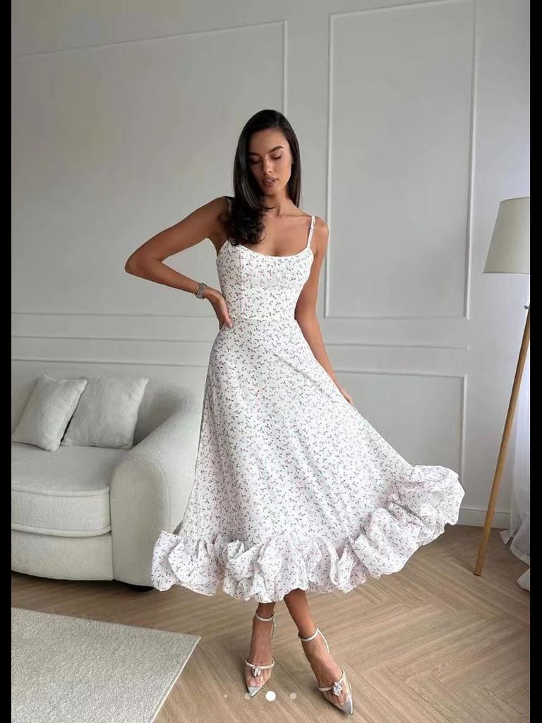 Платье-трапеция с цветочным принтом и объемными цветами весна/лето 2023 г.