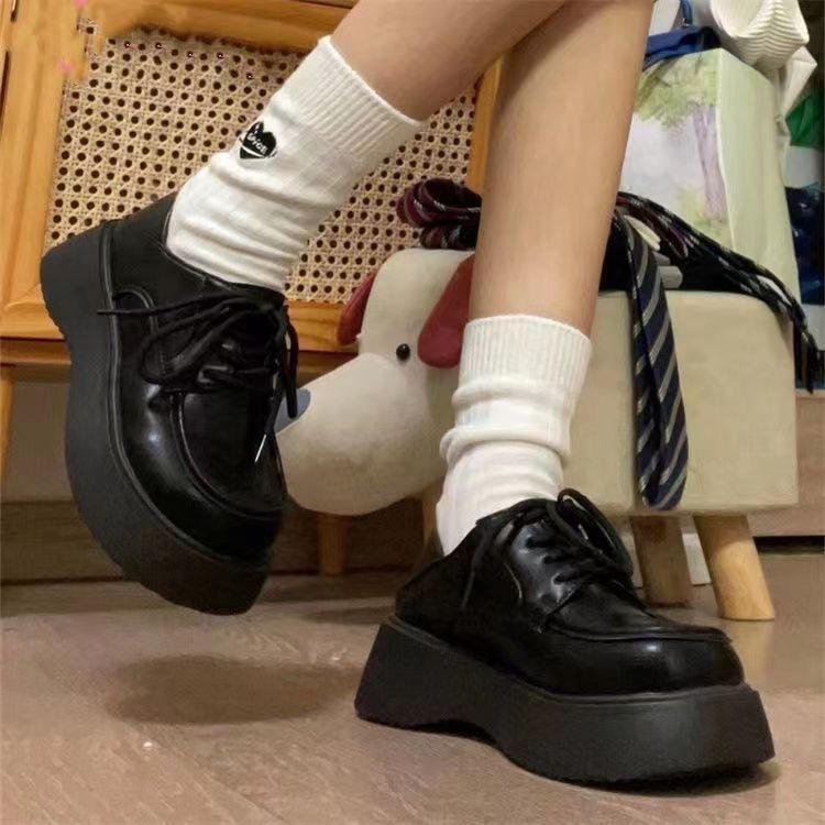 Полуподдерживающие туфли двойного назначения Маленькие кожаные туфли Женские новые туфли-лодочки с круглым носком Мокасины с приподнятым низом Стиль преппи Британский стиль