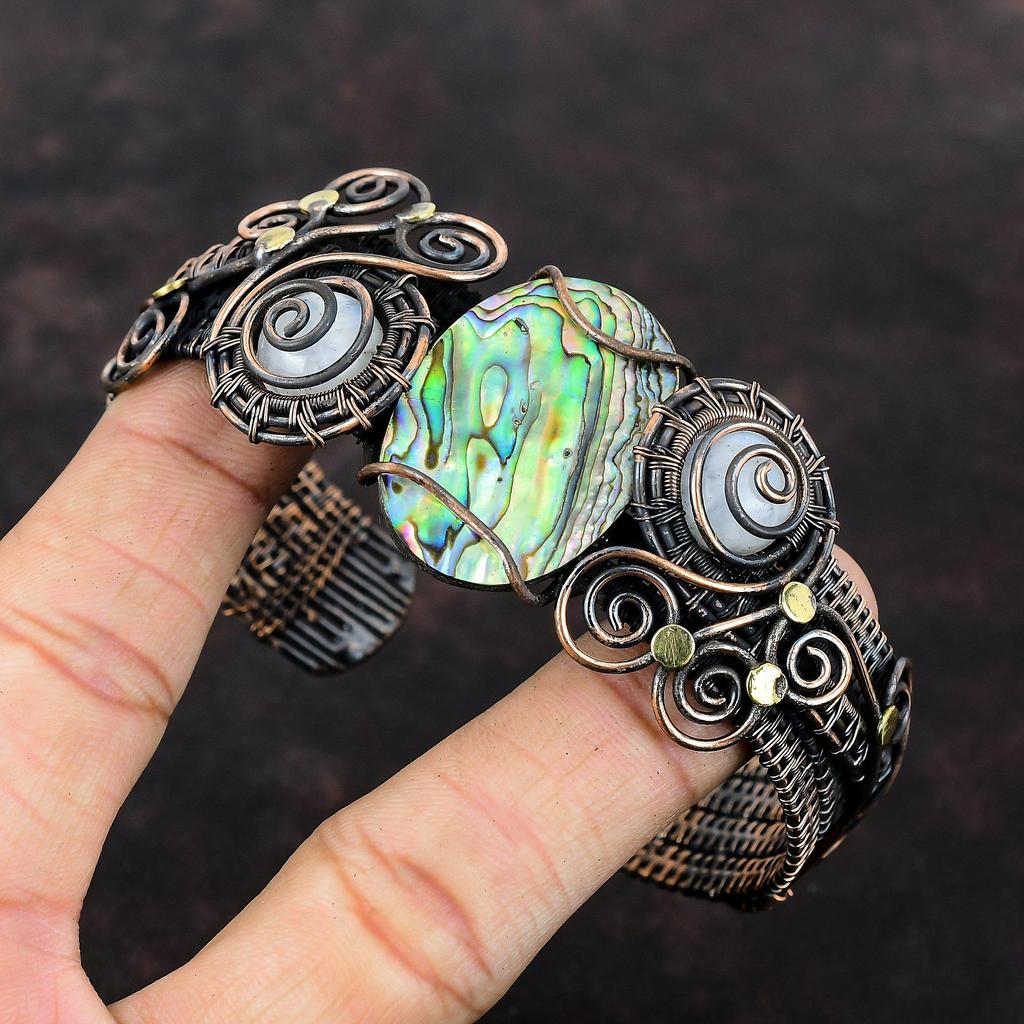 Браслет-манжета из ракушки морского ушка, медная проволока, обернутая браслетом из радужного лунного камня, регулируемый браслет-манжета, ювелирные изделия из медной проволоки, манжеты из драгоценного камня ручной работы