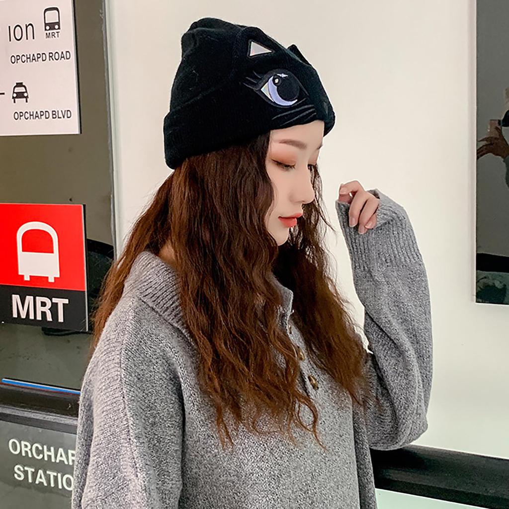 Женская зимняя вязаная шапка-бини с кошачьей тематикой и вышитыми глазами