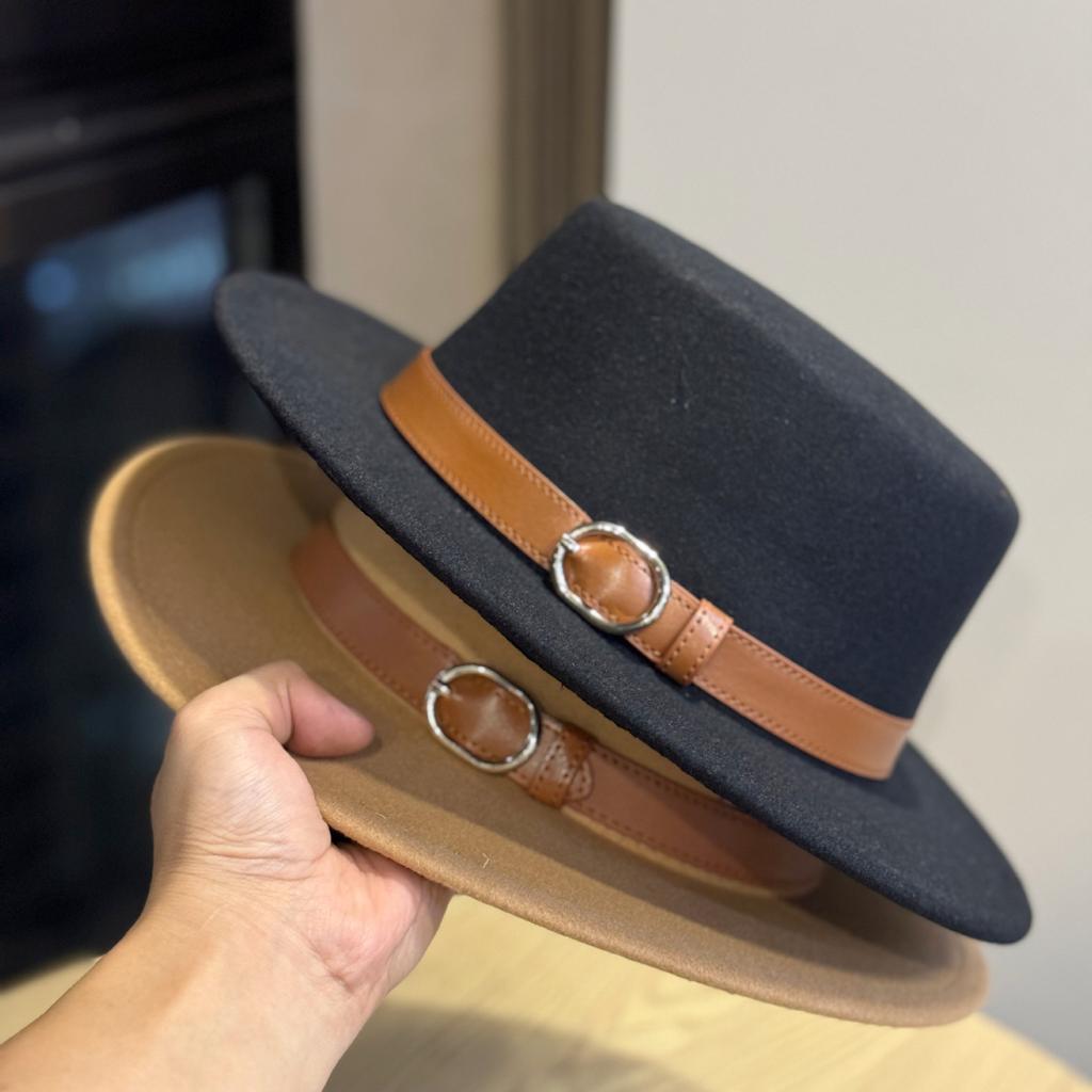 Новая шерстяная шляпа в британском стиле ретро для женщин, модная и универсальная, с пряжкой на ремне, с плоским верхом, европейская и американская джазовая шляпа для мужчин