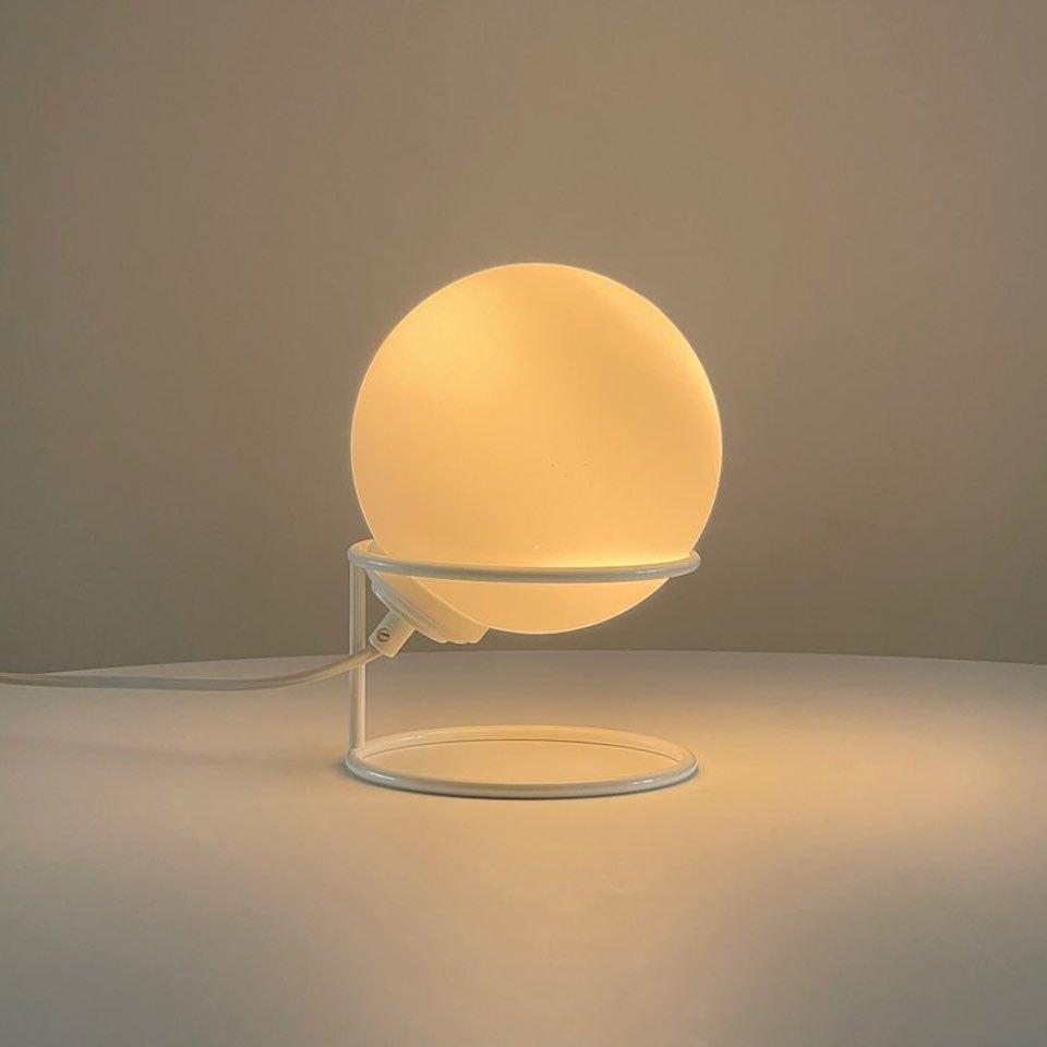 Современная простота Bauhaus Spring Стеклянная настольная лампа Nordic Study Спальня Прикроватная настольная лампа для чтения Молочно-белое стекло Led Lustre