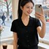 Летний стильный и модный топ приталенного кроя с милым и молодежным воротником-куклой и вязаными короткими рукавами для женщин