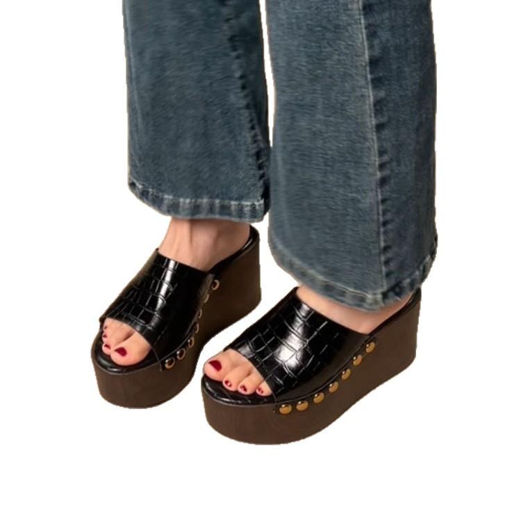 Мода 2025 новые сандалии с заклепками, с животным узором, верхняя одежда, пляжные, с текстурой дерева, на толстой подошве, клиновидном каблуке, сандалии на одно слово для женщин