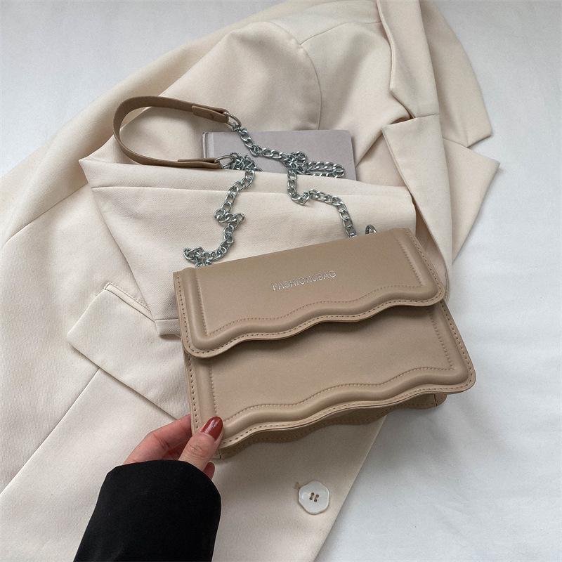 Маленькая квадратная женская сумка кроссбоди в корейском стиле - 2025 Однотонная, Волнистый узор, Плечевая цепочка, Простая мода.