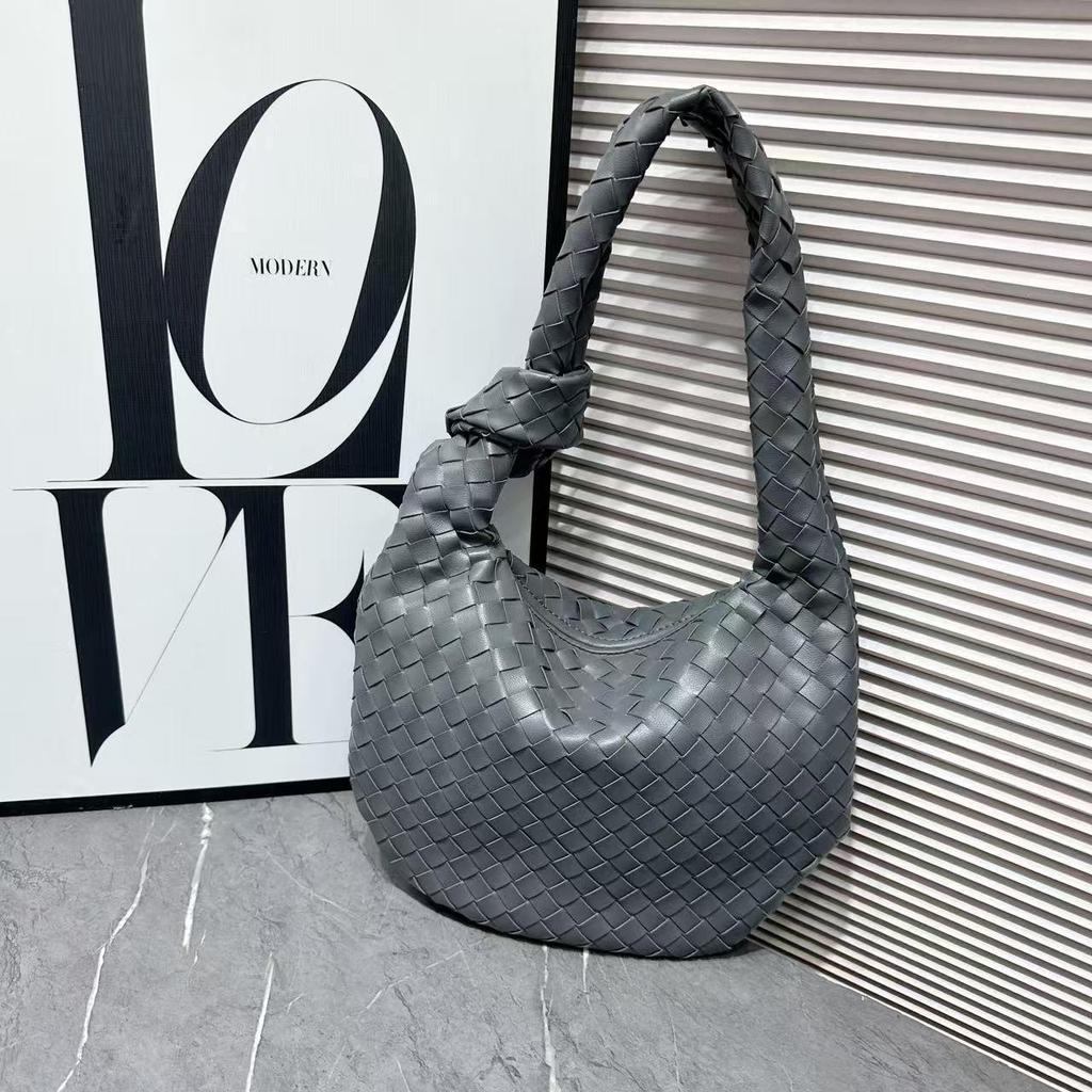 Сплетенная вручную сумка-круассан - Завязывающаяся на узел, на одно плечо, подмышку, тоут