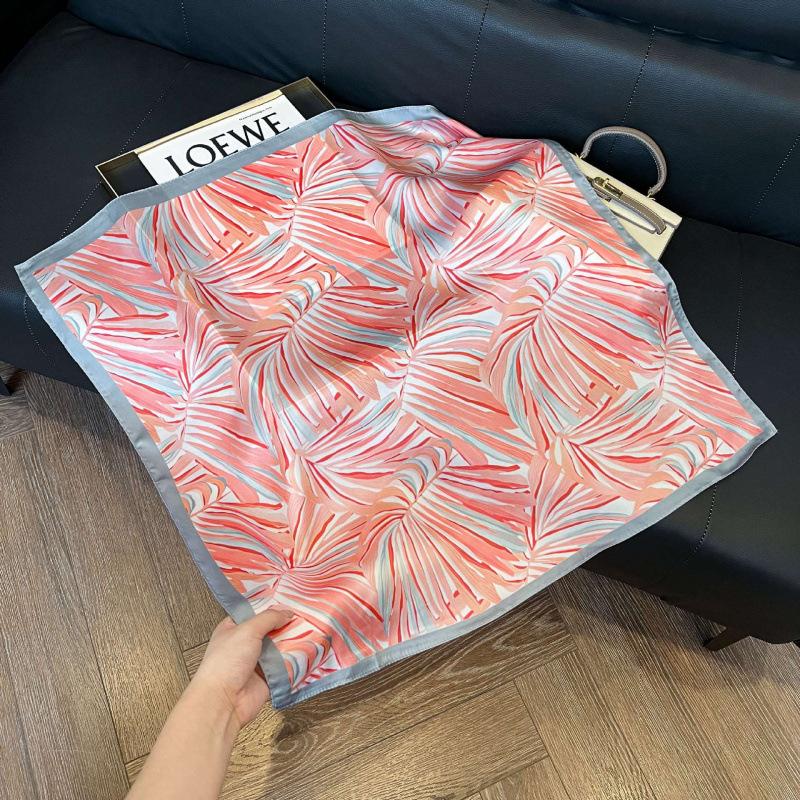 Retro silk scarves for women's new high-end accessories, neck small square scarf, scarf waist, fashionable and versatile, and gifts can be given.