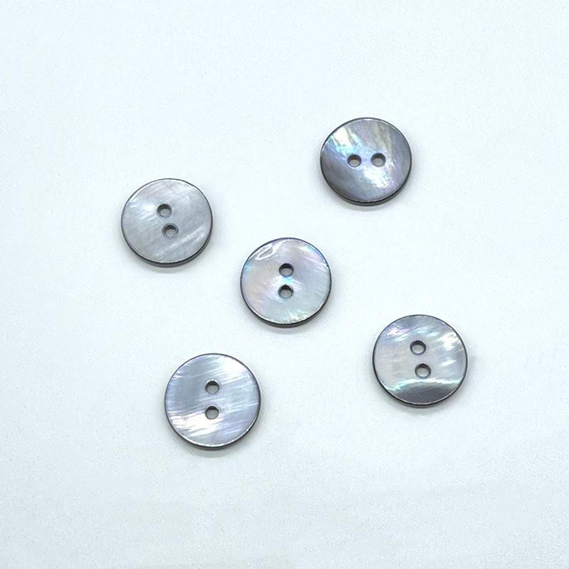 Серые пуговицы Shell: Тонкий край с четырьмя отверстиями для рубашек и свитеров