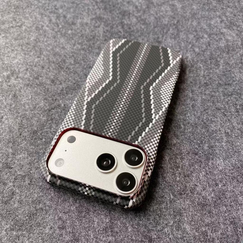 Чехол для телефона 'Красная Змея' с узором из кевлара для iPhone 17 Pro Max - Матовый легкий полуоблегающий дизайн.