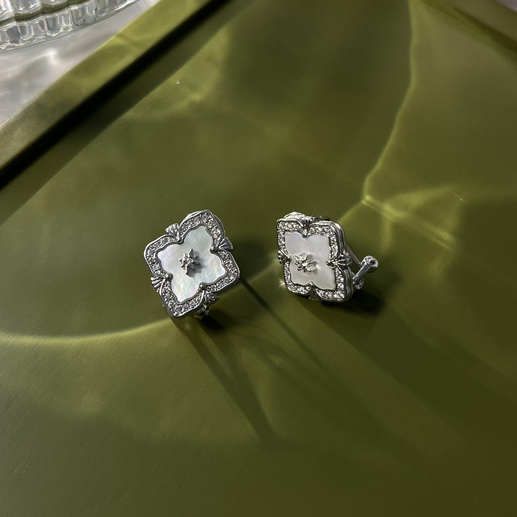 Решетки на окна Бучи Четырехлистный клевер Натуральный белый Перламутровое ожерелье и браслет Набор Легкая роскошь Холодный ветер Прямой эфир Специальный