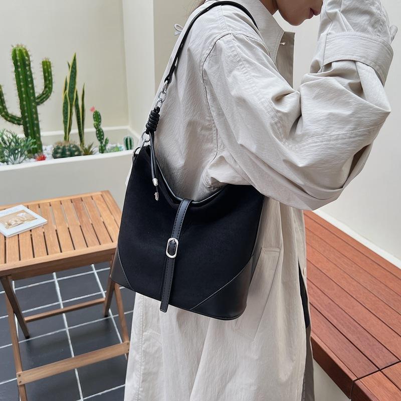Ретро сумка женская большой вместимости 2025 новая осень и зима универсальная простая сумка через плечо популярная сумка-ведро для поездок в этом году