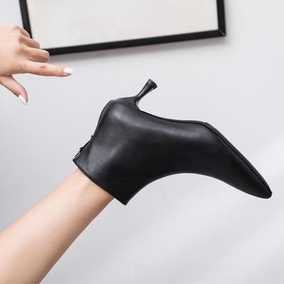 Черные женские кожаные полусапожки на высоком каблуке-шпильке с бархатной подкладкой и молнией сзади