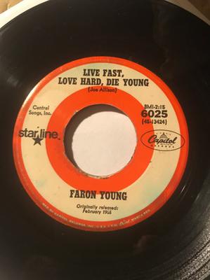 7-дюймовая пластинка FARON YOUNG - Live Fast, Love Hard, Die Young / H 6025 Capitol Records US Folk Б/у