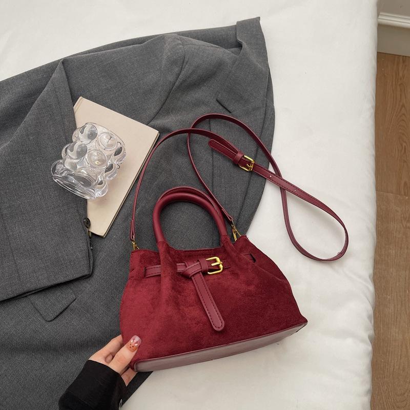 Замшевая сумка женская осень и зима 2025 новый нишевый дизайн ретро сумка через плечо сумка-мессенджер плиссированная портативная сумка-ведро