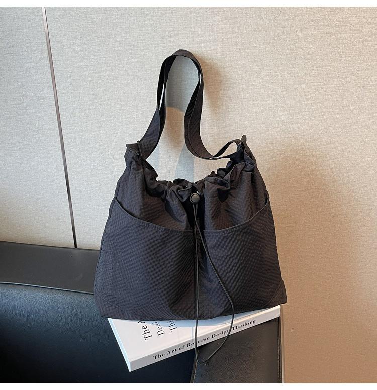 2025 новая большая вместимость простая нейлоновая ткань кулиска плиссированная на плечо дорожная досуг сумка-мессенджер сумка-ведро