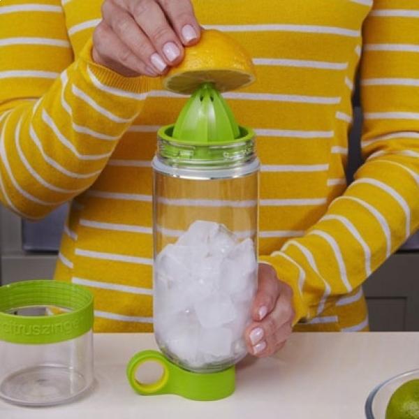 Легкая бутылка цитрусового сока