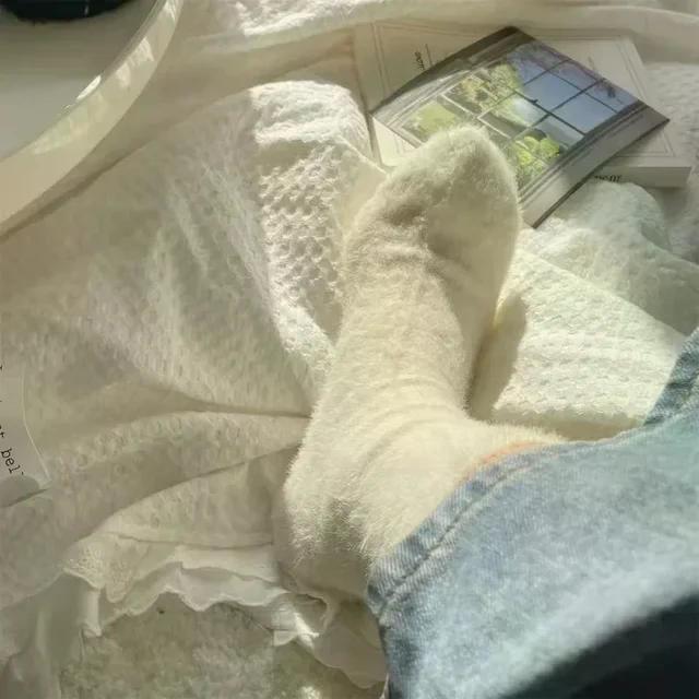 1 пара новых женских однотонных уютных носков из норкового бархата, зимние чулочно-носочные изделия, утолщенные теплые, чистого цвета, для сна, на полу, для дома, пушистые носки Harajuku
