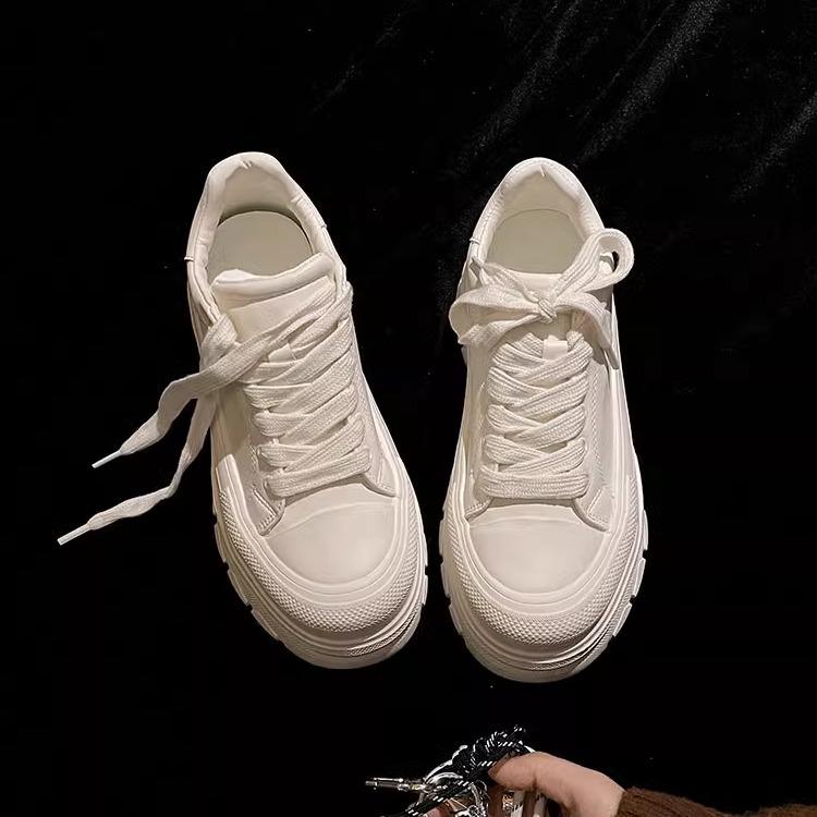 Модные универсальные туфли для пап на супер платформе, увеличивающие рост, женская обувь 2025 года, новые осенне-зимние маленькие белые туфли, легкая спортивная обувь
