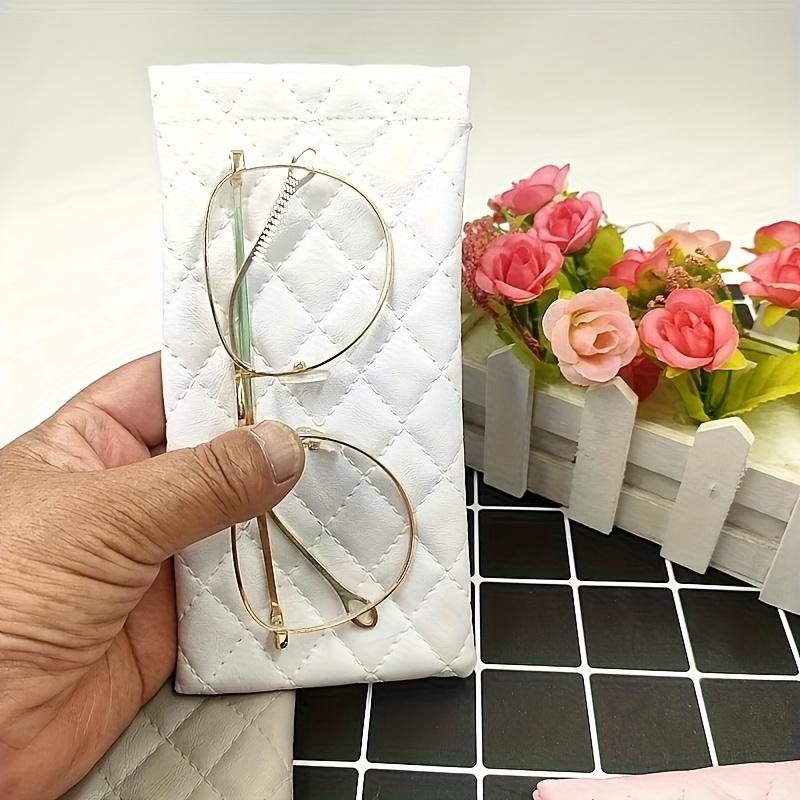 Супермягкий премиальный чехол для очков из искусственной кожи | Компактный стеганый дизайн, надежная застежка, стильный дорожный аксессуар | (Доступно 3 цвета) Белый/Черный/Розовый