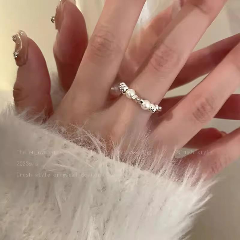 **Элегантное женское кольцо с серебряным жемчугом неправильной формы — роскошный нишевый дизайн**